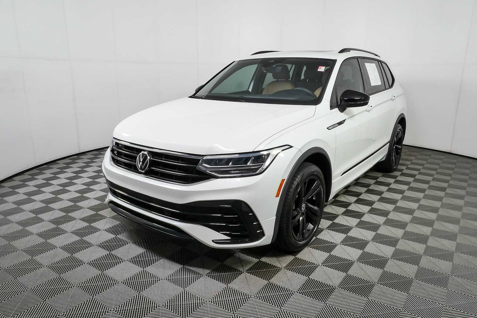 Certified 2023 Volkswagen Tiguan SE R-Line FWD image 28