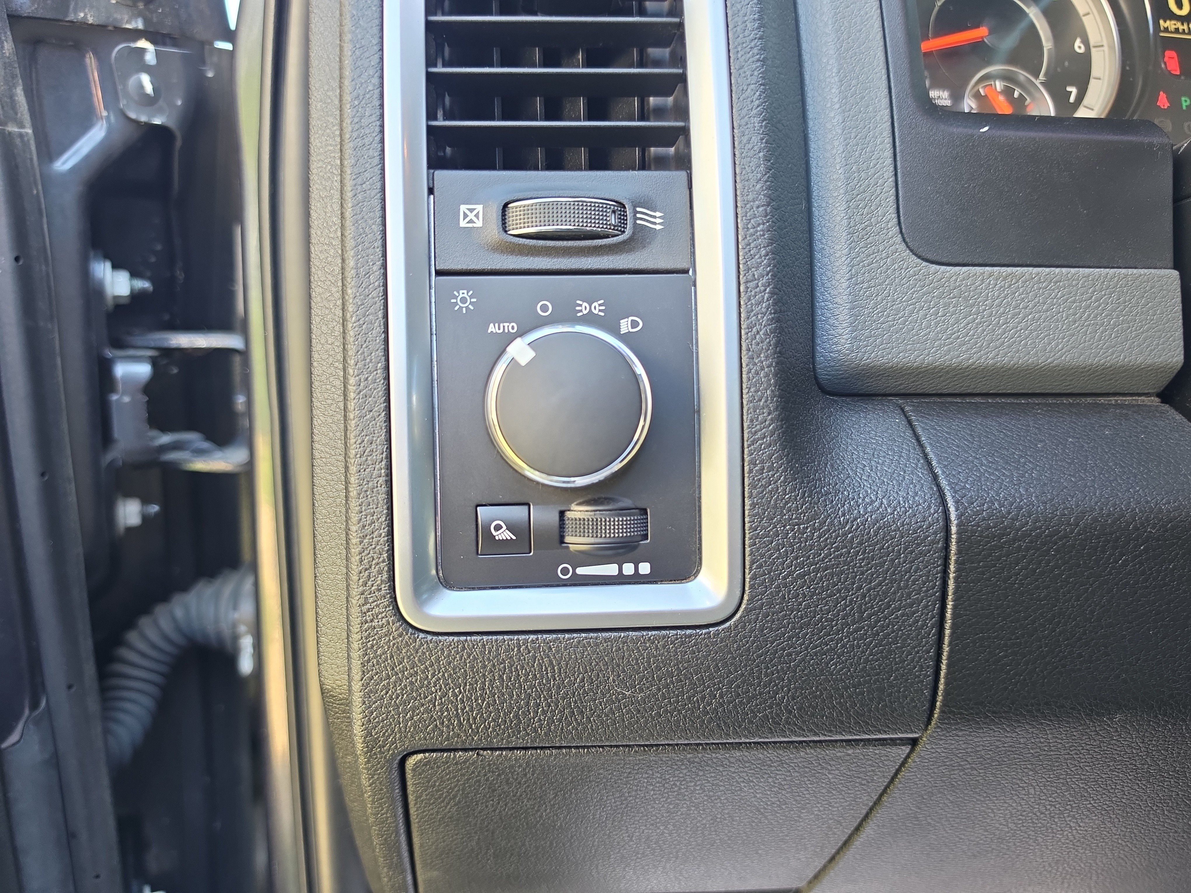 Used 2019 RAM 1500 Classic SLT AWD/4WD image 19