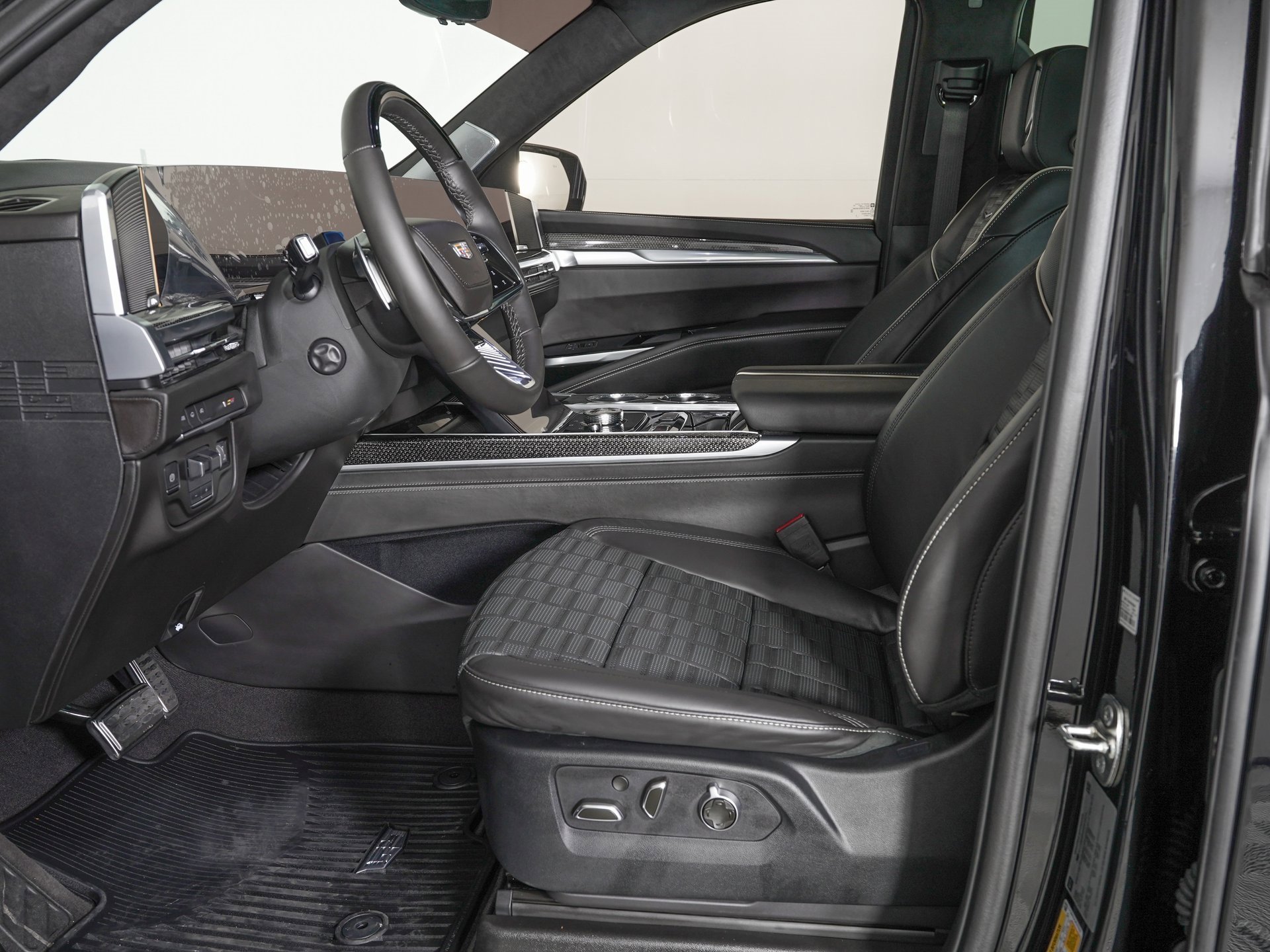 Used 2025 Cadillac Escalade V w/ LPO, ONYX Package image 17