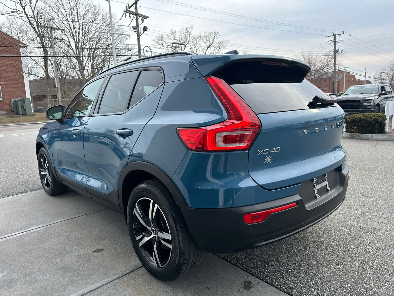 Used 2023 Volvo XC40 B5 Plus w/ Driver Assist Package image 9