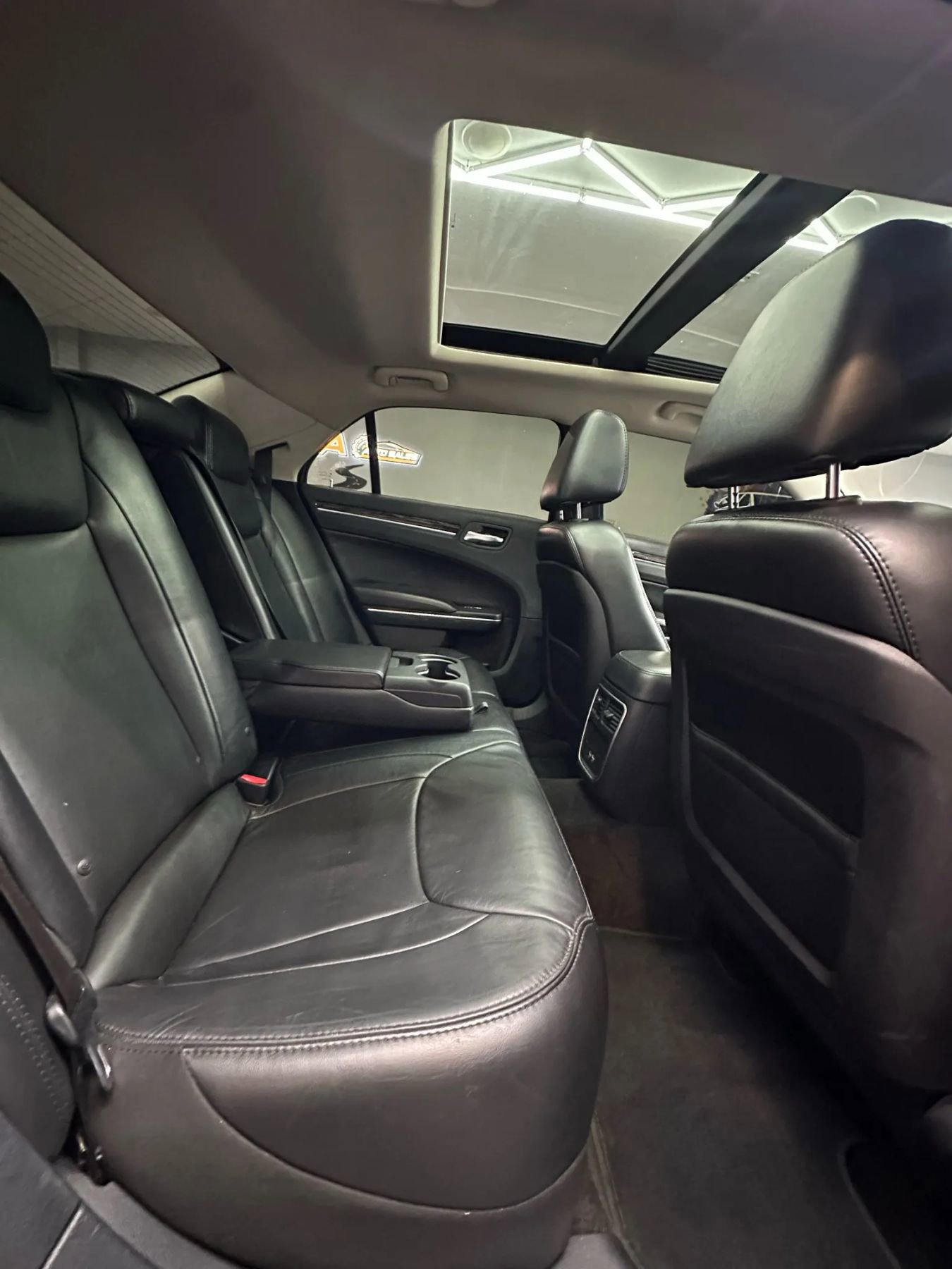 Used 2016 Chrysler 300 Limited image 28