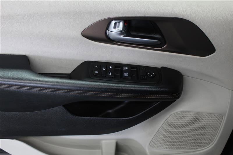 Used 2017 Chrysler Pacifica Touring-L image 15