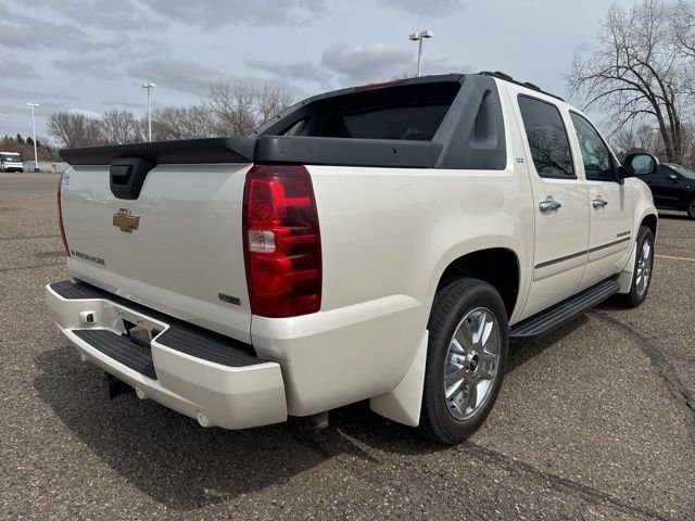 Used 2010 Chevrolet Avalanche LTZ AWD/4WD image 4