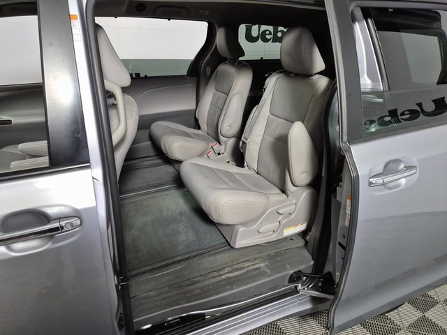 Used 2017 Toyota Sienna XLE image 12