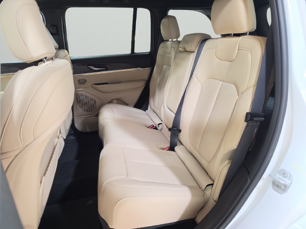 New 2027 Jeep Grand Cherokee Limited AWD/4WD image 16