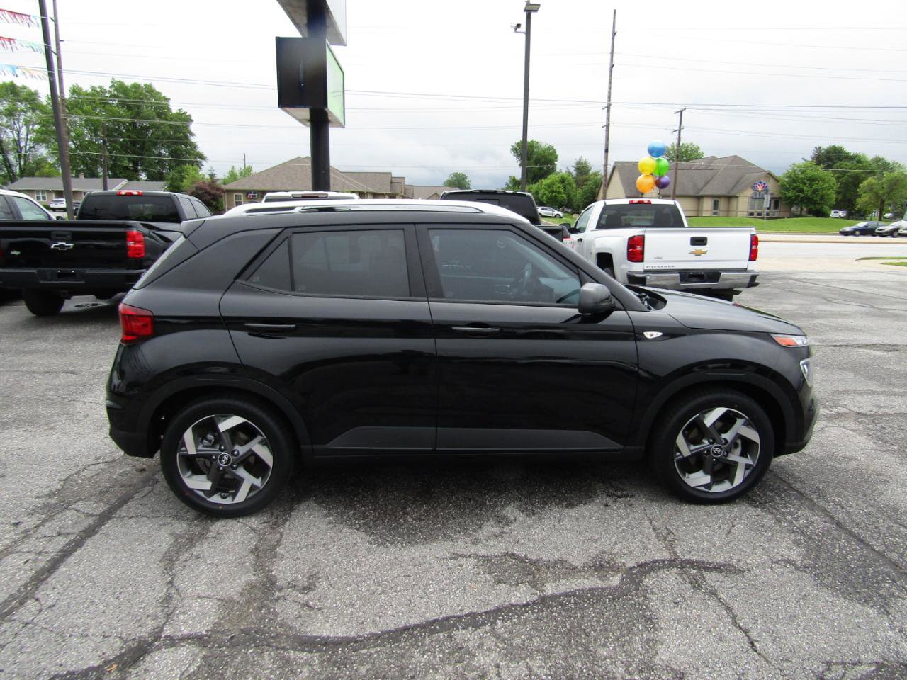 Used 2022 Hyundai Venue SEL FWD image 8