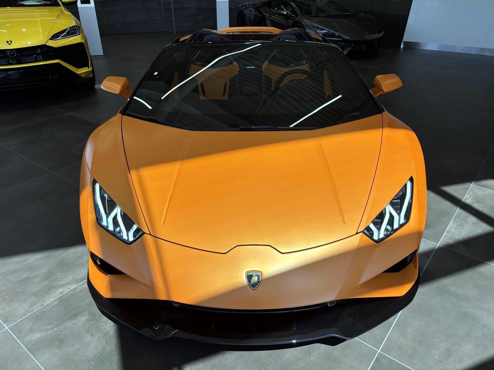 Used 2021 Lamborghini Huracan EVO RWD image 2