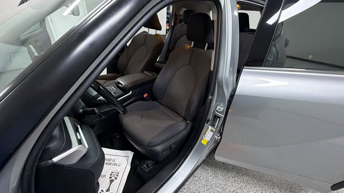 Used 2021 Toyota Highlander LE FWD image 12
