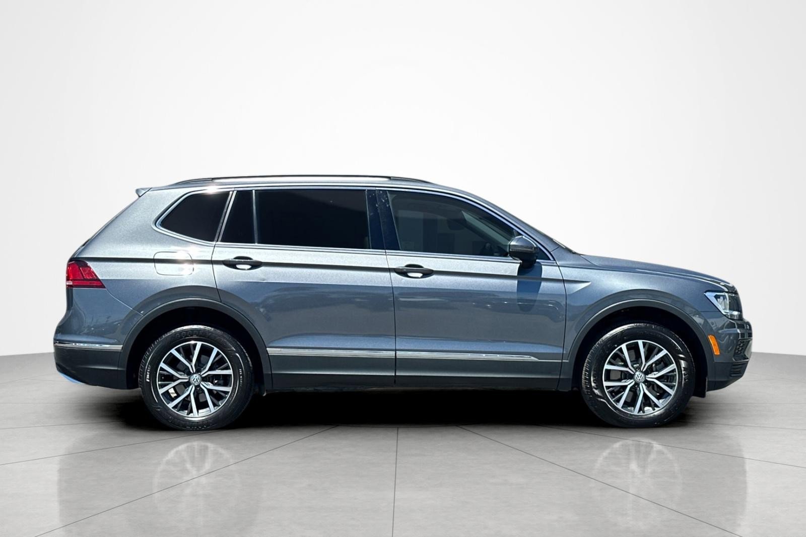 Used 2020 Volkswagen Tiguan SE w/ Panoramic Sunroof Package FWD image 6