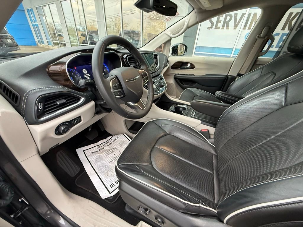 Used 2023 Chrysler Pacifica Limited image 16