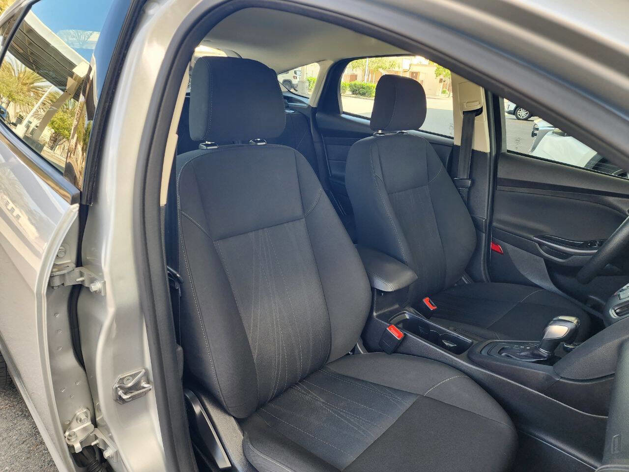 Used 2015 Ford Focus SE image 28