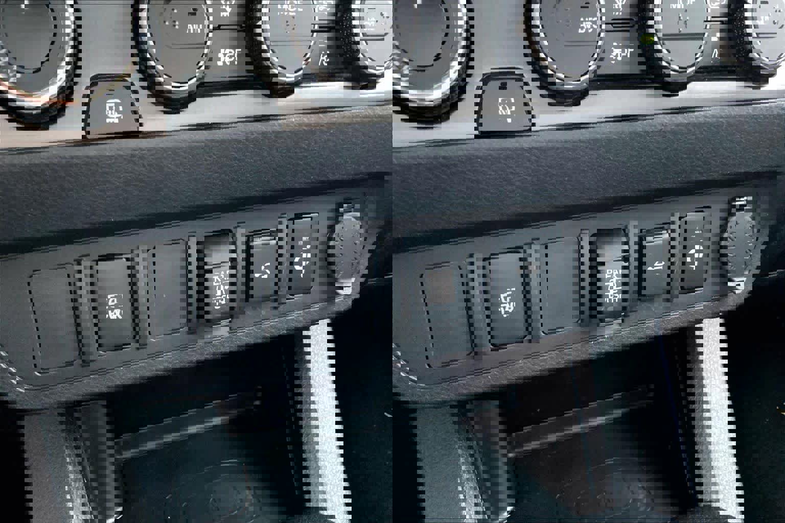 Used 2022 Toyota Tacoma TRD Off-Road AWD/4WD image 32