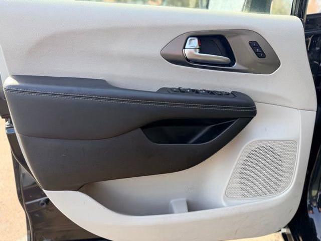 Used 2023 Chrysler Pacifica Touring-L image 19
