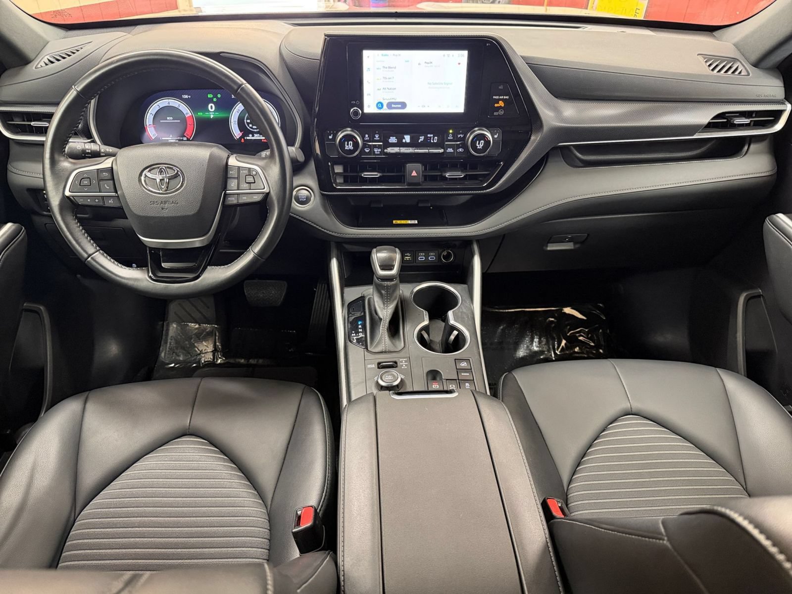 Used 2025 Toyota Highlander XSE AWD/4WD image 36
