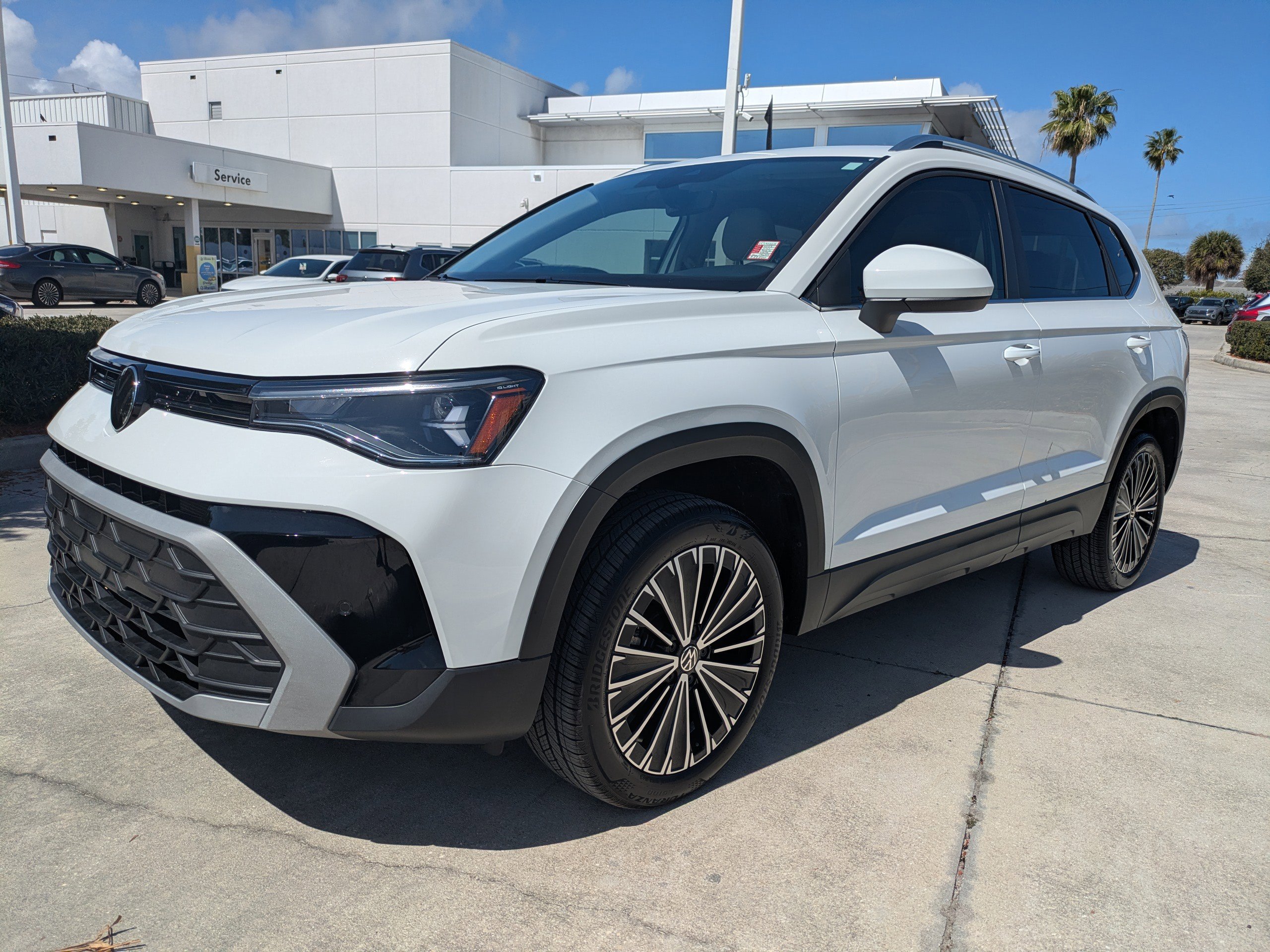 Certified 2025 Volkswagen Taos SE image 8