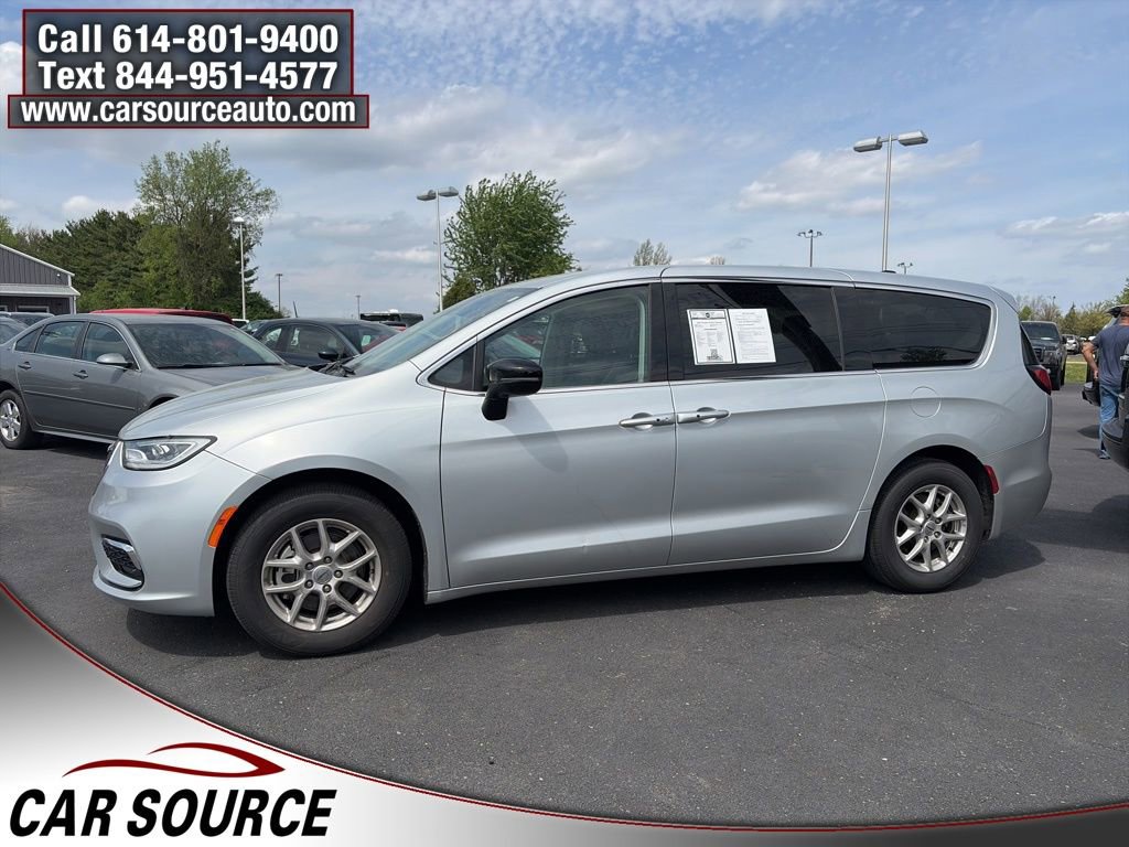 Used 2024 Chrysler Pacifica Touring-L FWD image 10