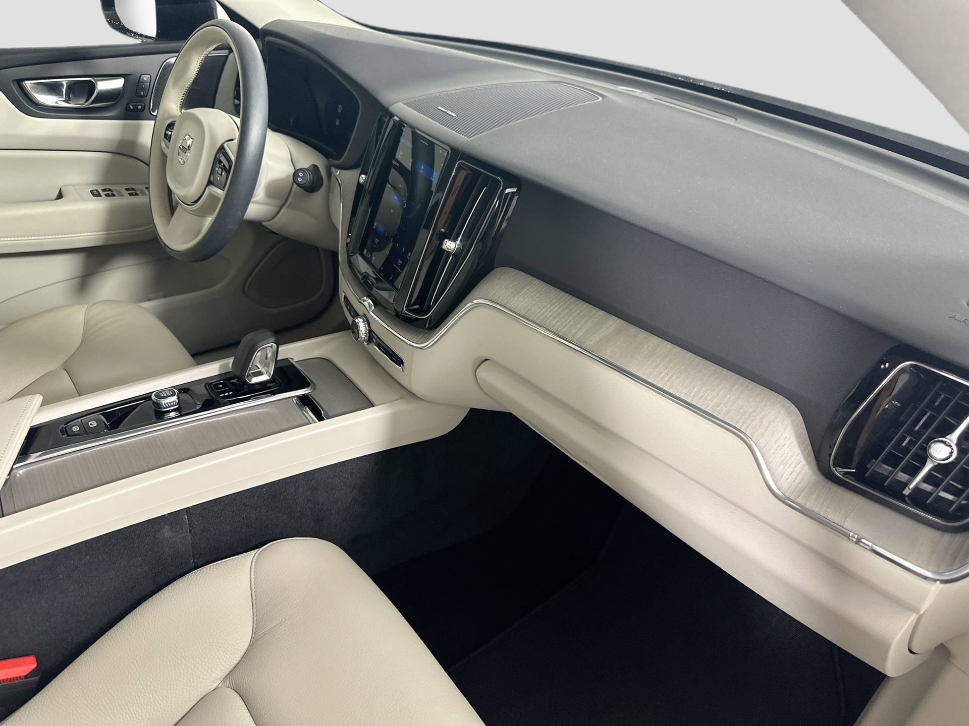 Used 2023 Volvo XC60 B5 Plus w/ Climate Package image 30