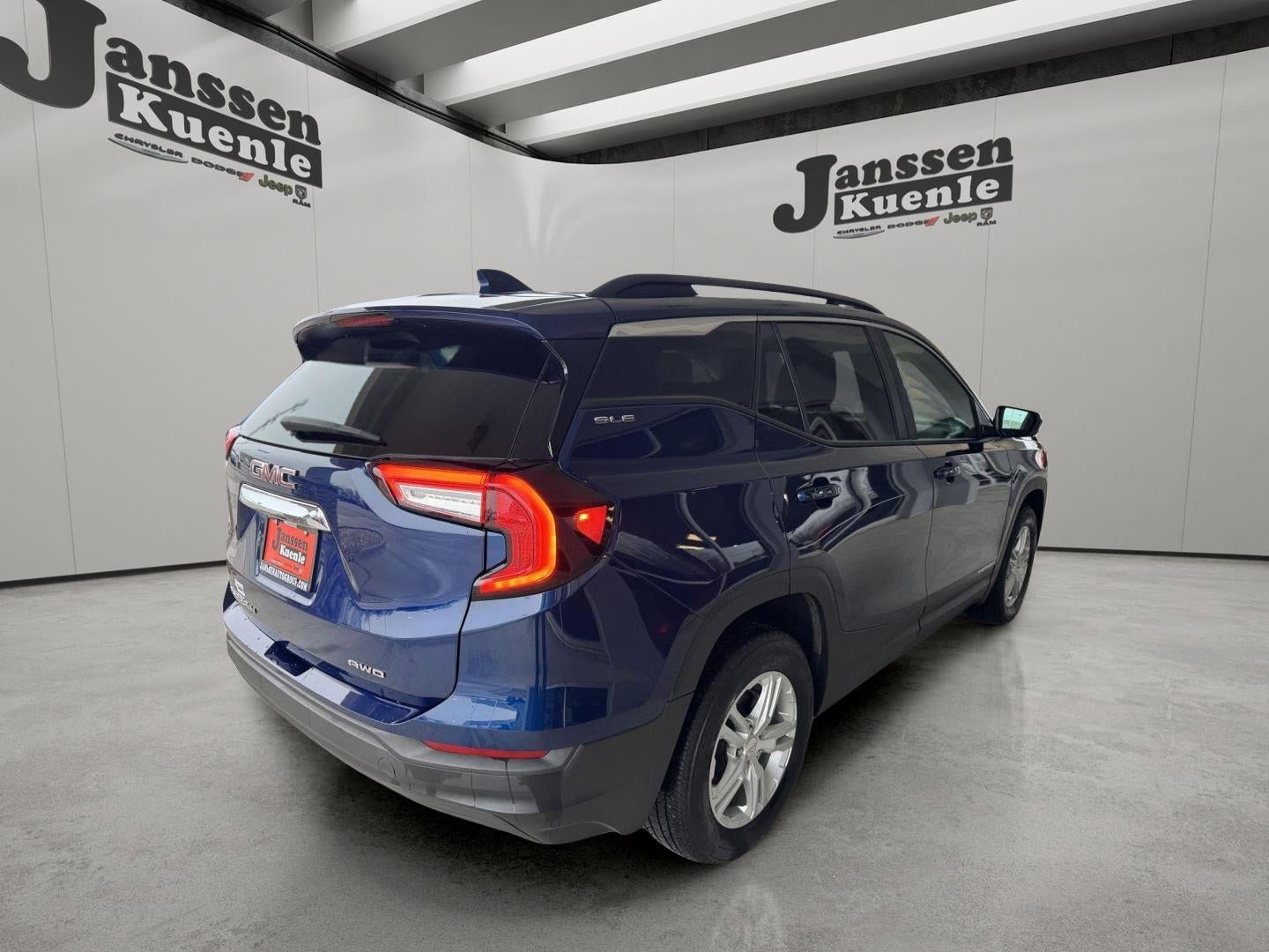 Used 2023 GMC Terrain SLE w/ Driver Convenience Package AWD/4WD image 3