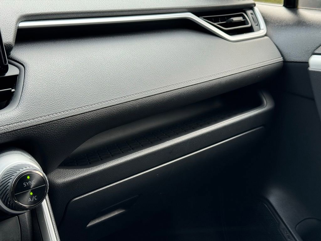Used 2019 Toyota RAV4 LE AWD/4WD image 16