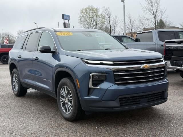 Used 2025 Chevrolet Traverse LT AWD/4WD image 4