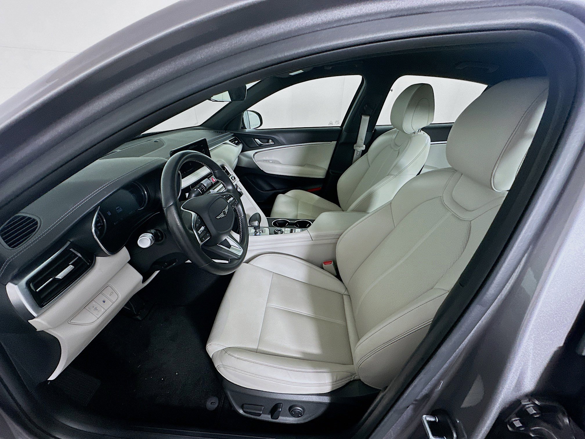 Used 2025 Genesis G70 2.5T image 13