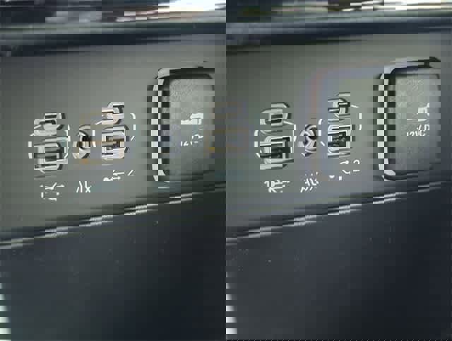 Used 2025 Jeep Grand Cherokee Laredo image 30