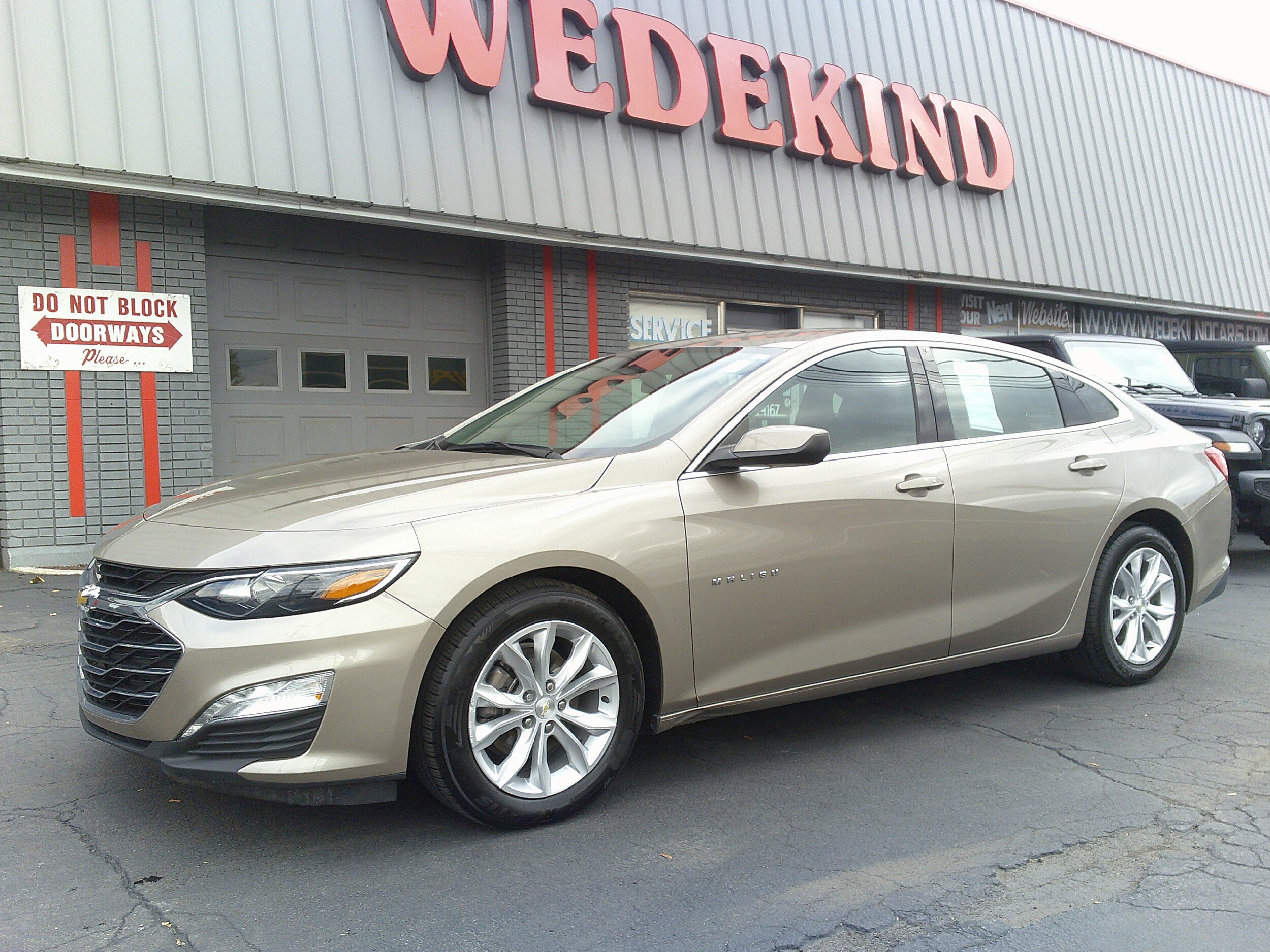 Used 2023 Chevrolet Malibu LT FWD image 2