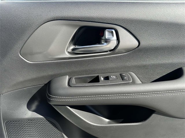 New 2025 Chrysler Pacifica Select image 26