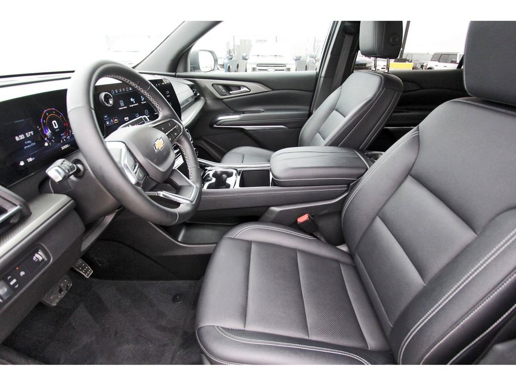 Used 2025 Chevrolet Traverse LT image 6