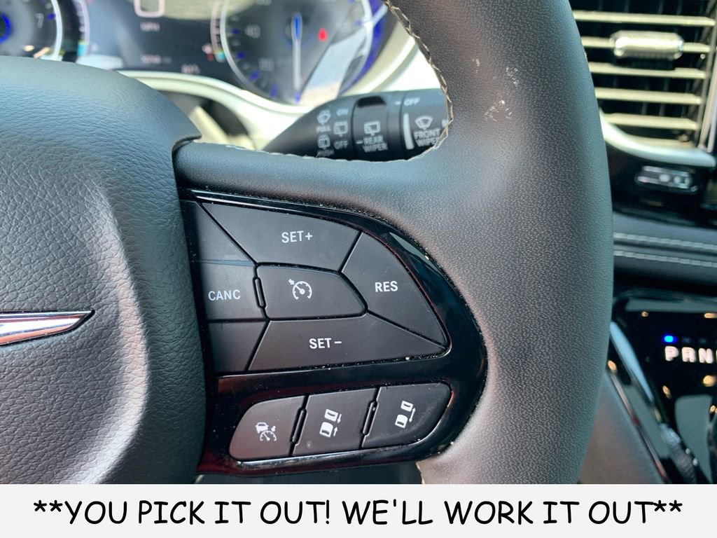 Used 2025 Chrysler Pacifica Limited FWD image 17