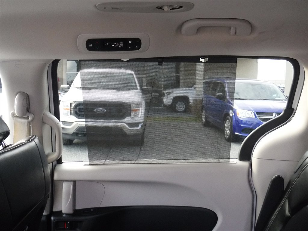 Used 2023 Chrysler Pacifica Touring-L FWD image 11