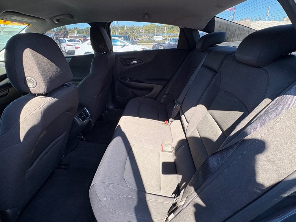 Used 2017 Chevrolet Malibu LT FWD image 13