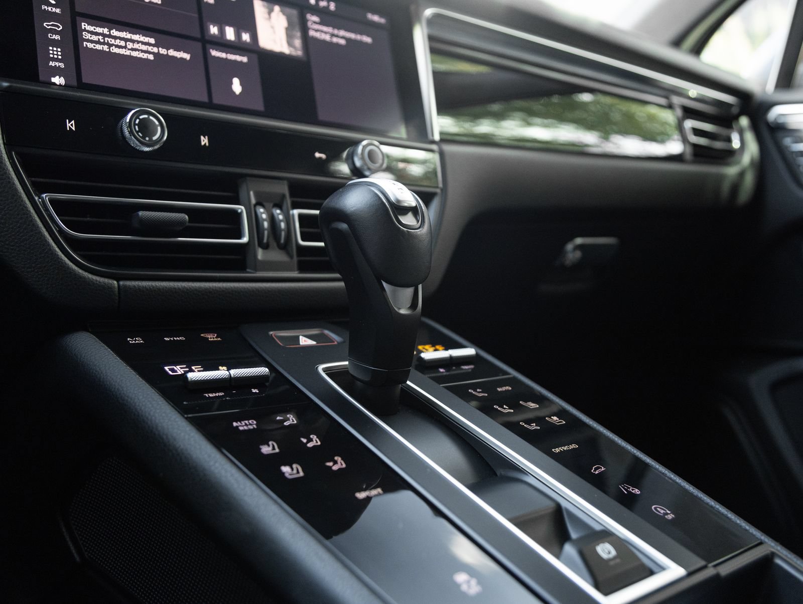 Certified 2024 Porsche Macan AWD/4WD image 26