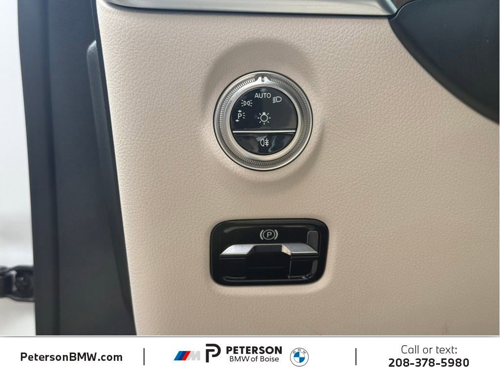 Used 2025 Mercedes-Benz C 300 4MATIC Sedan image 16