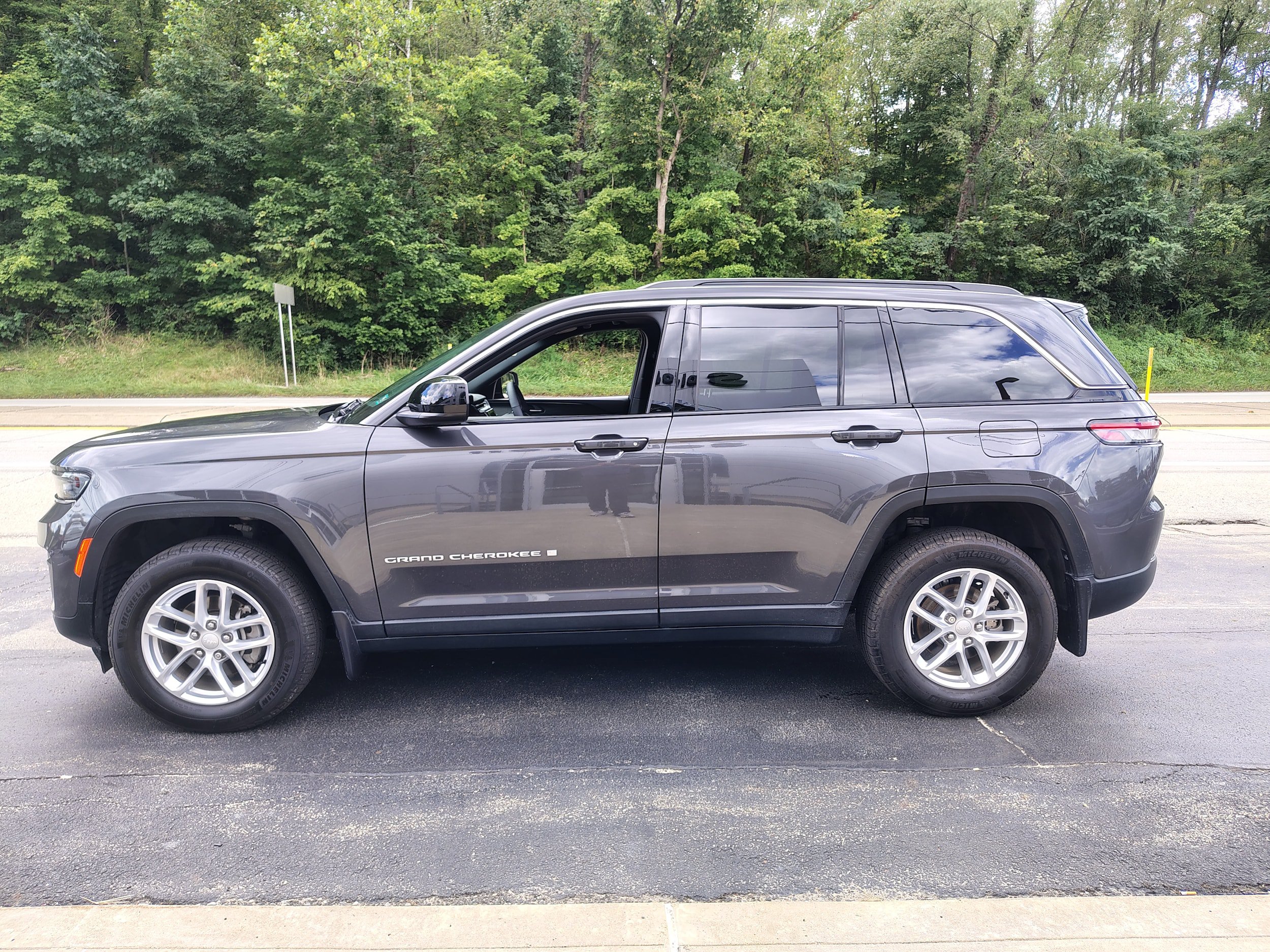Certified 2025 Jeep Grand Cherokee Laredo X w/ Luxury Tech Group I AWD/4WD image 6