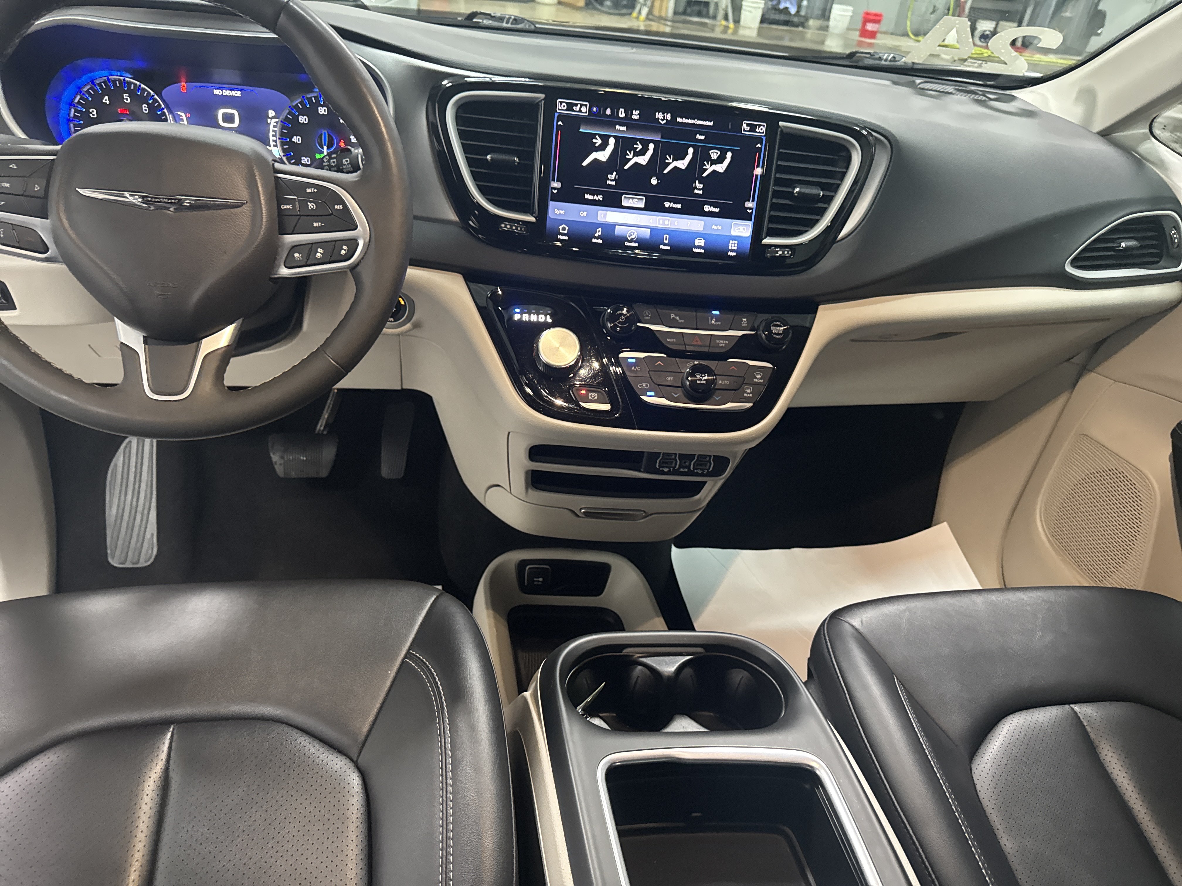 Used 2024 Chrysler Pacifica Touring-L FWD image 32
