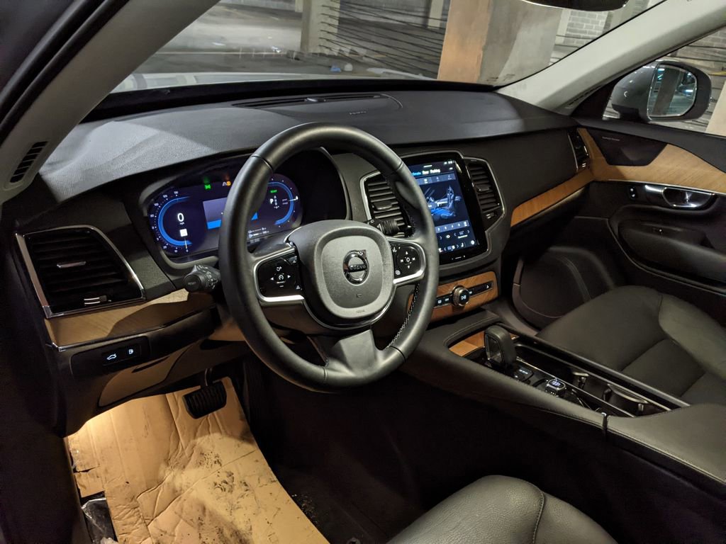 Certified 2025 Volvo XC90 T8 Plus w/ Protection Package Premier image 8