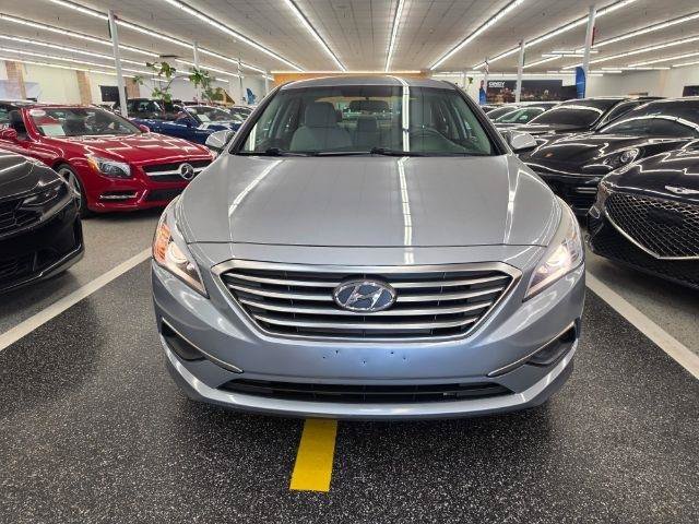Used 2017 Hyundai Sonata SE FWD image 2