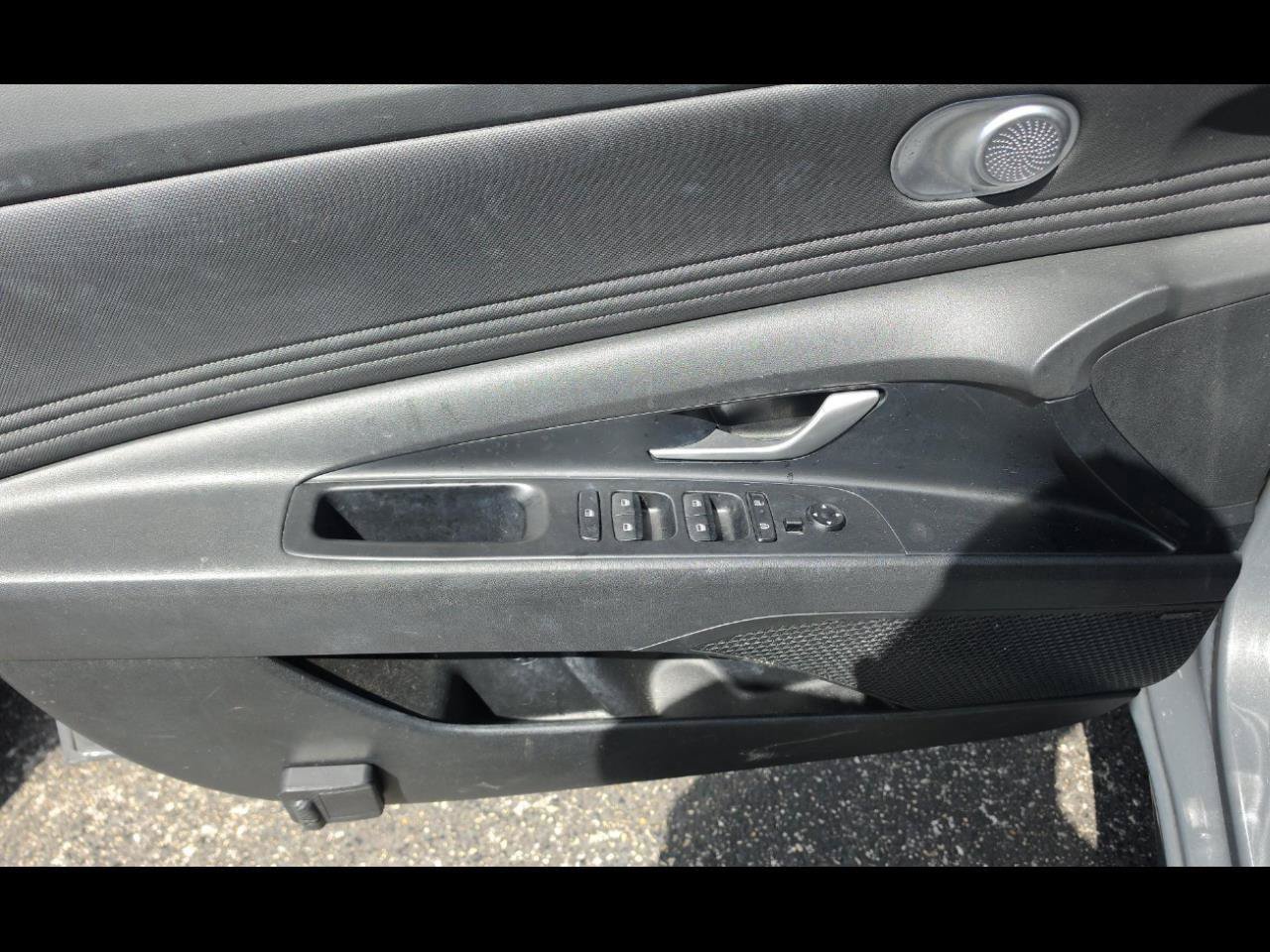 Used 2025 Hyundai Elantra Limited FWD image 9
