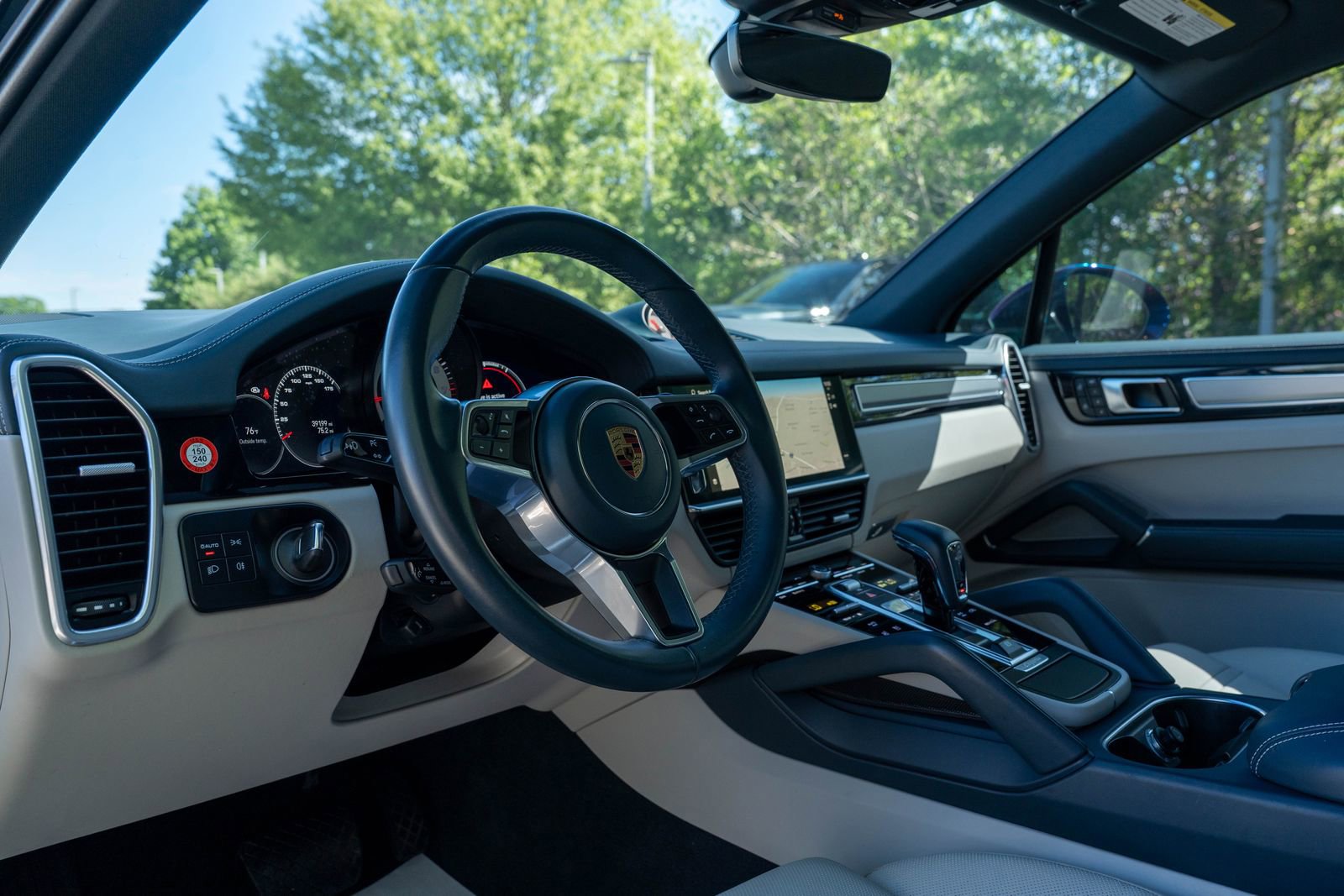 Certified 2023 Porsche Cayenne Platinum Edition image 4