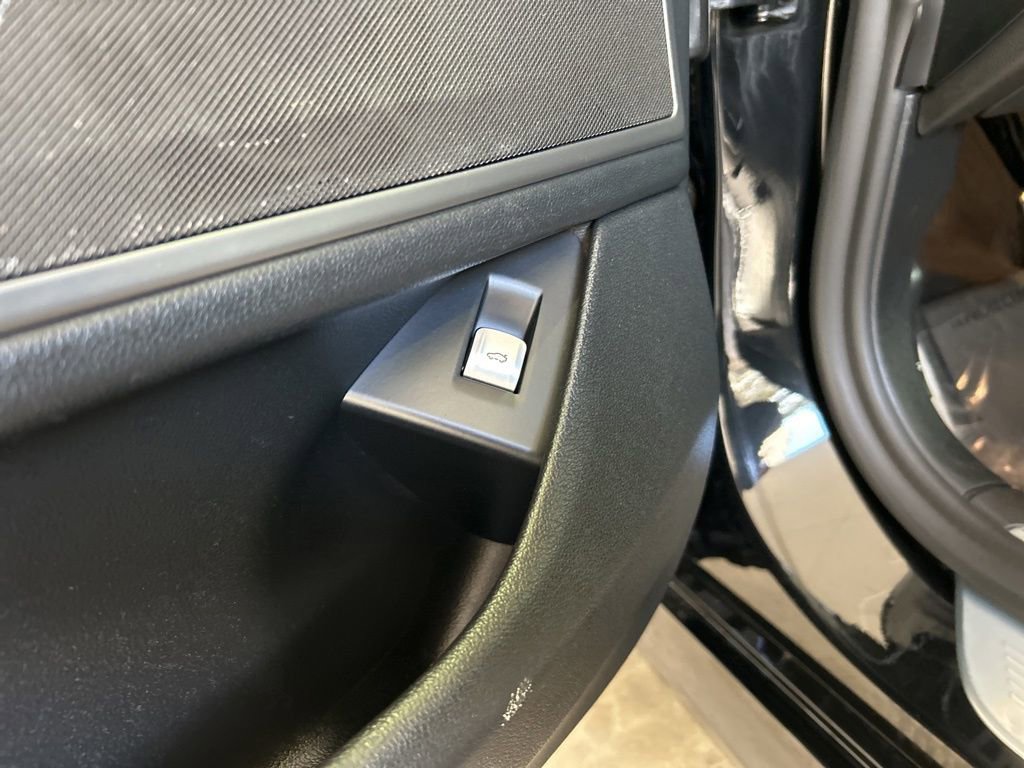 Used 2022 BMW 740i xDrive w/ M Sport Package image 43