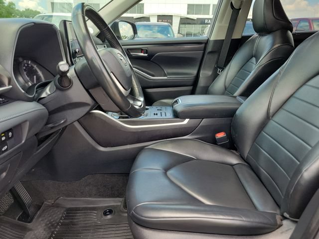 Used 2023 Toyota Highlander XLE AWD/4WD image 19