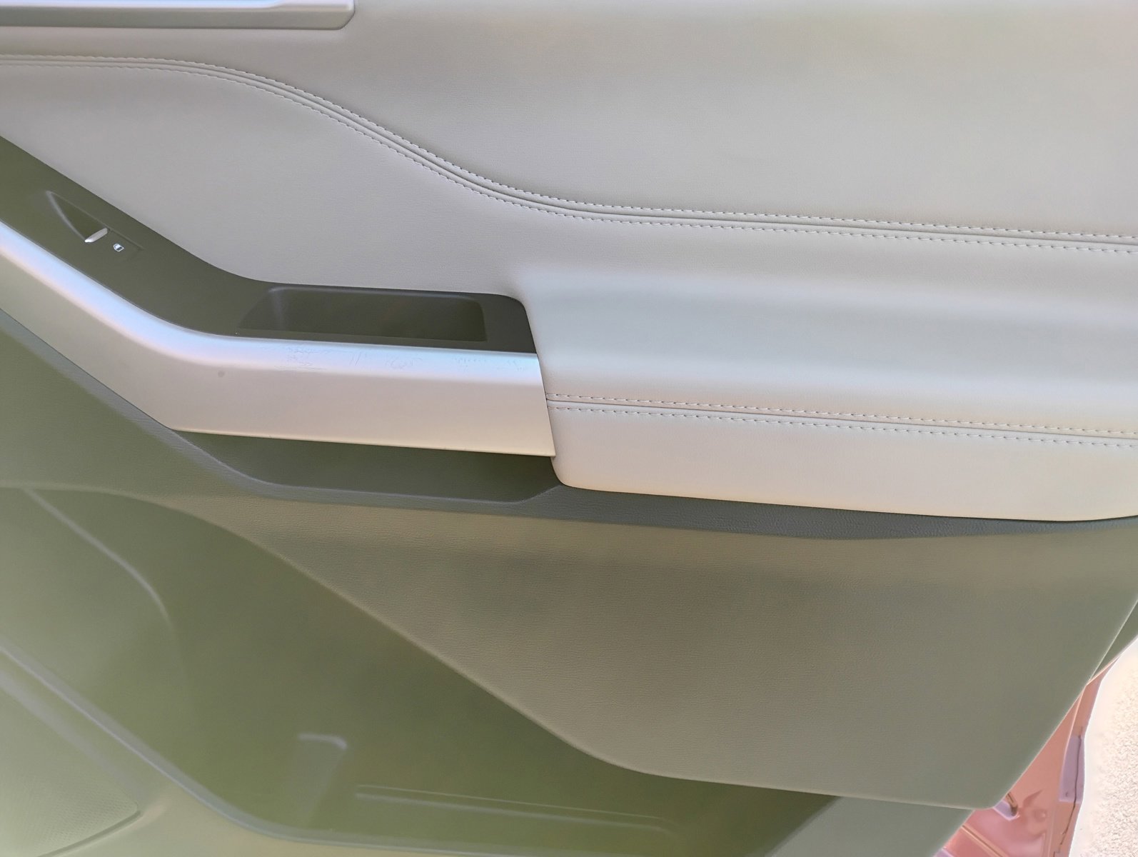 Used 2022 Ford Explorer XLT w/ Equipment Group 202A image 20