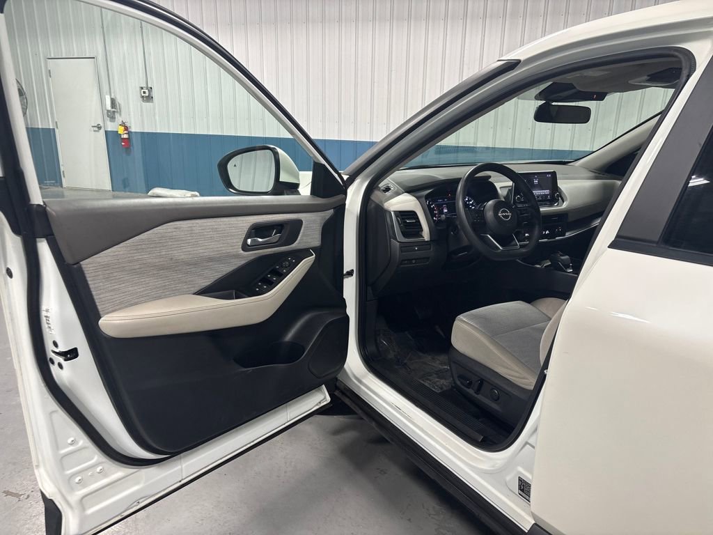 Used 2023 Nissan Rogue SV image 46