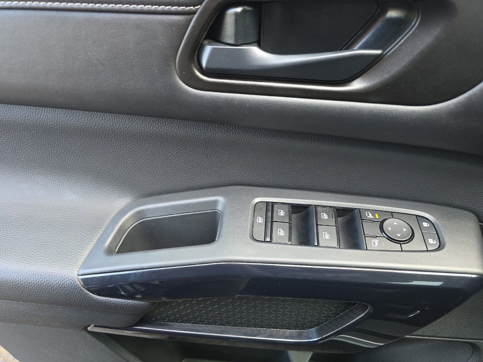 Used 2025 Nissan Pathfinder SV image 10