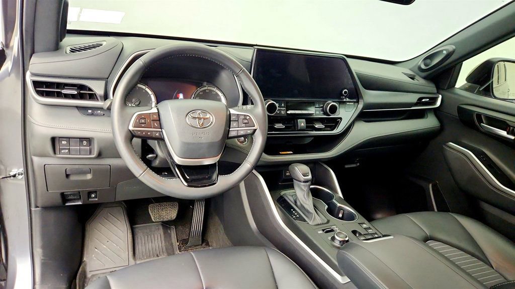 Used 2023 Toyota Highlander XSE image 13