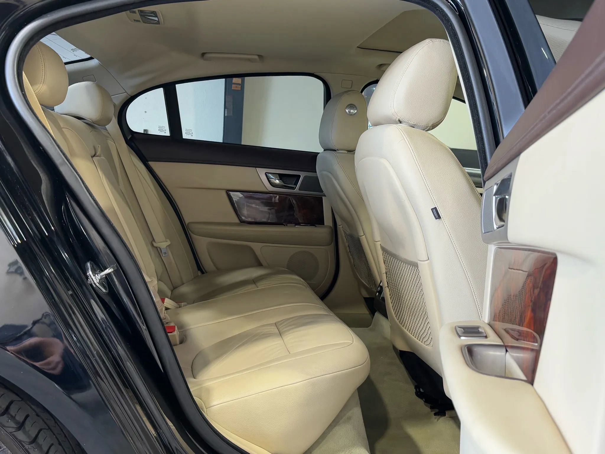 Used 2011 Jaguar XF RWD image 11