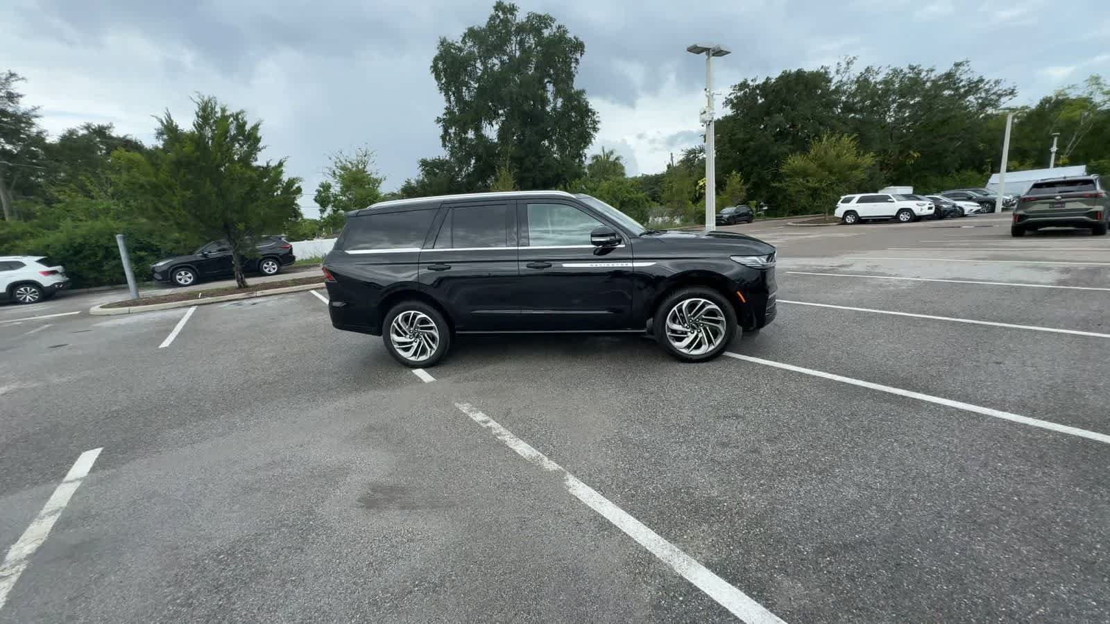 Used 2025 Lincoln Navigator Reserve AWD/4WD image 9