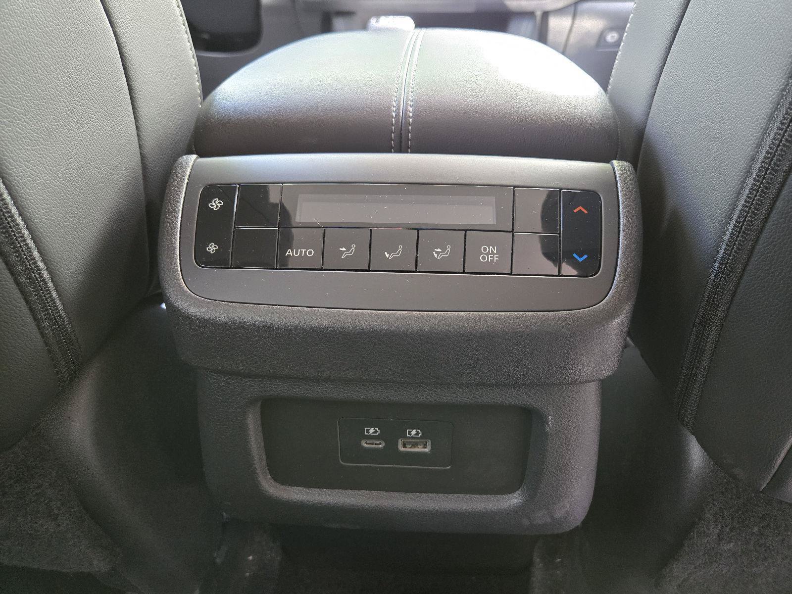 Used 2025 Nissan Pathfinder SL AWD/4WD image 30