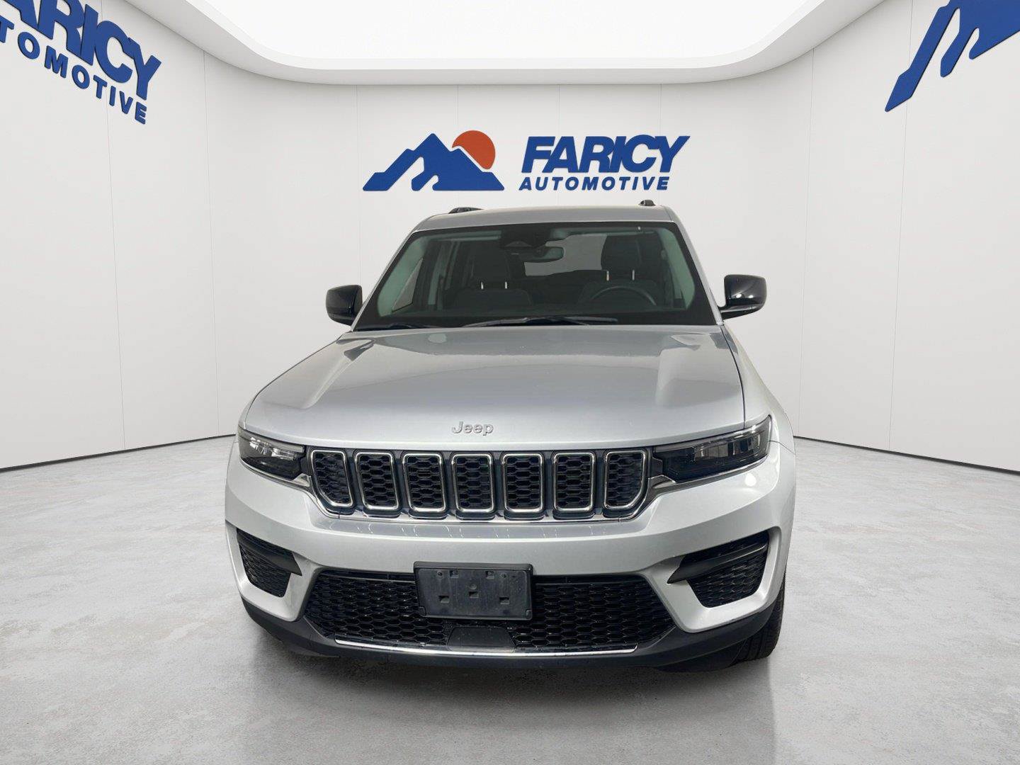 Used 2023 Jeep Grand Cherokee Laredo AWD/4WD image 3